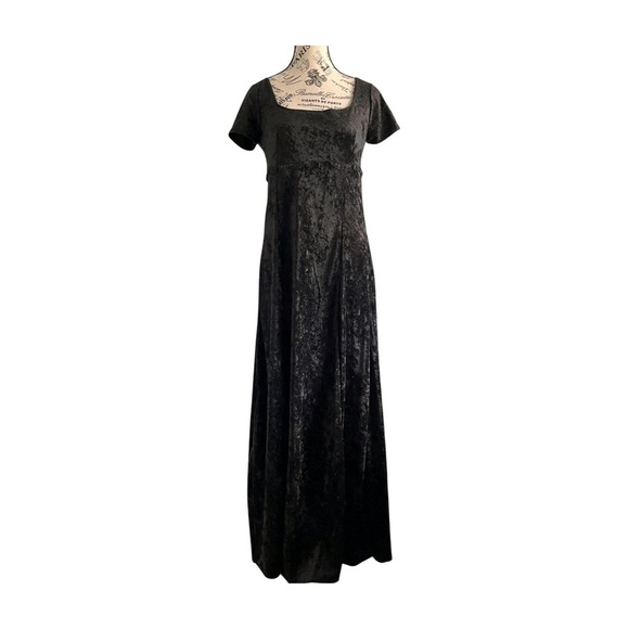 🕯 Black Crushed Velvet Maxi Dress – Size US 6 (Mortingus) - Picture 1 of 7